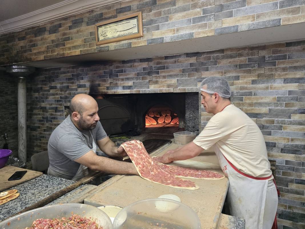 Mayalı Hamur ve Kaliteli Et: Lezzetin Sırrı (2/6)