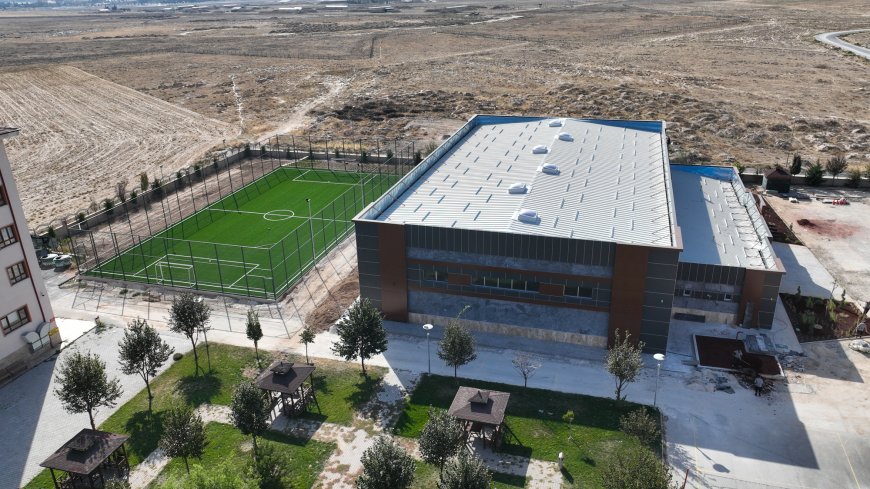 Selçuklu Belediyesi’nden eğitim ve spora bir destek daha SELÇUKLU FEN LİSESİ KAPALI SPOR SALONU VE SUNİ ÇİM SAHA AÇILIŞA GÜN SAYIYOR